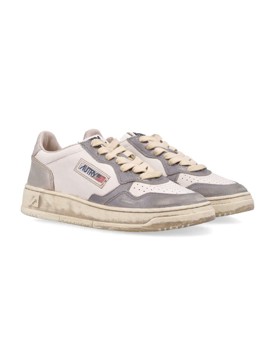 Autry Medalist Low Super Vintage Woman'S Sneakers In White, Old Silver, And Platinum