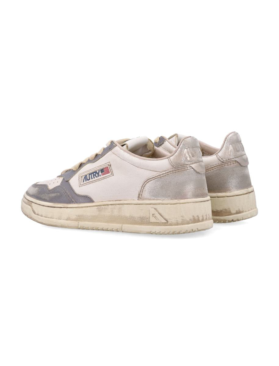 Autry Medalist Low Super Vintage Woman'S Sneakers In White, Old Silver, And Platinum