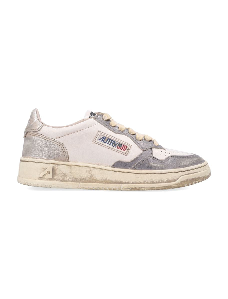 Autry Medalist Low Super Vintage Woman'S Sneakers In White, Old Silver, And Platinum